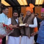 नमो क्रिकेट लीग में धामी ने खिलाड़ियों संग खेला क्रिकेट, दिलाई नशामुक्ति की शपथ…